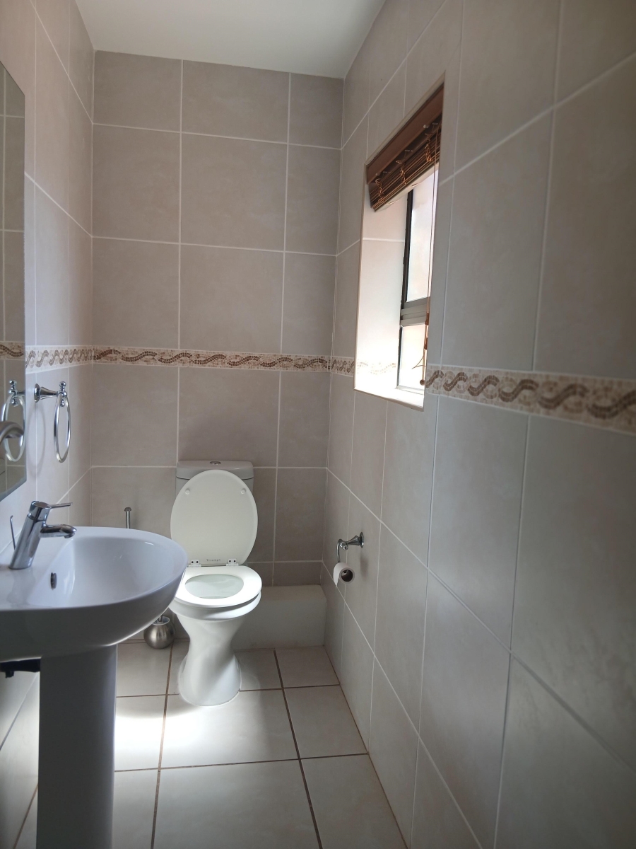 To Let 4 Bedroom Property for Rent in Wavecrest Eastern Cape